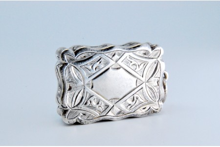  Caixa de Vinagrete em prata e ouro com gravados geométricos do período Vitoriano.